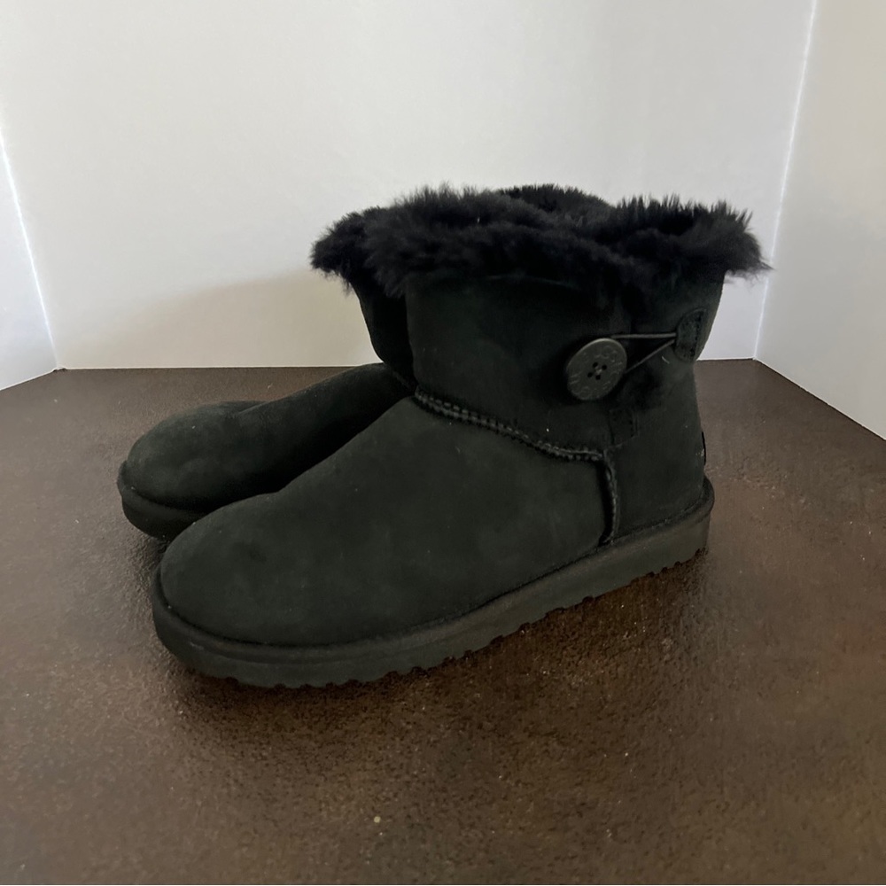 UGG Australia Mini Bailey Button Ankle 3352 Sheepskin Boots Black Women Size 8